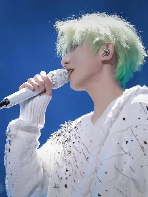 王源客厅狂欢巡演##王源染了绿发