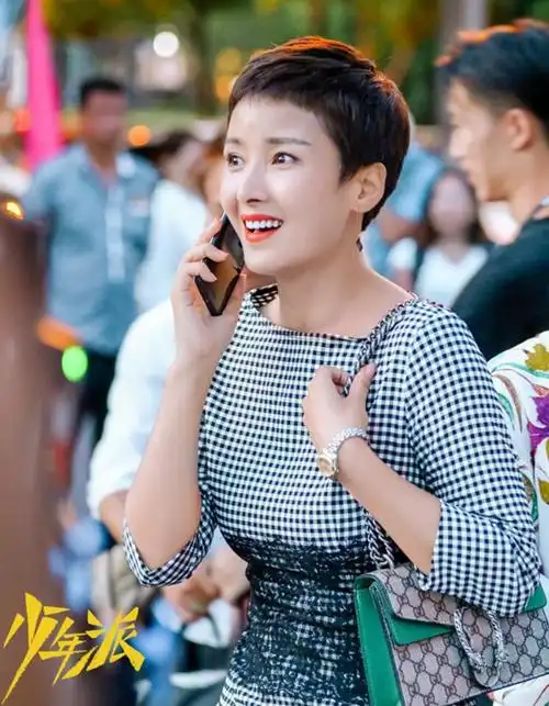 "职场靓妈"黄曼为女奔波 《少年派》温情收官_邓心华