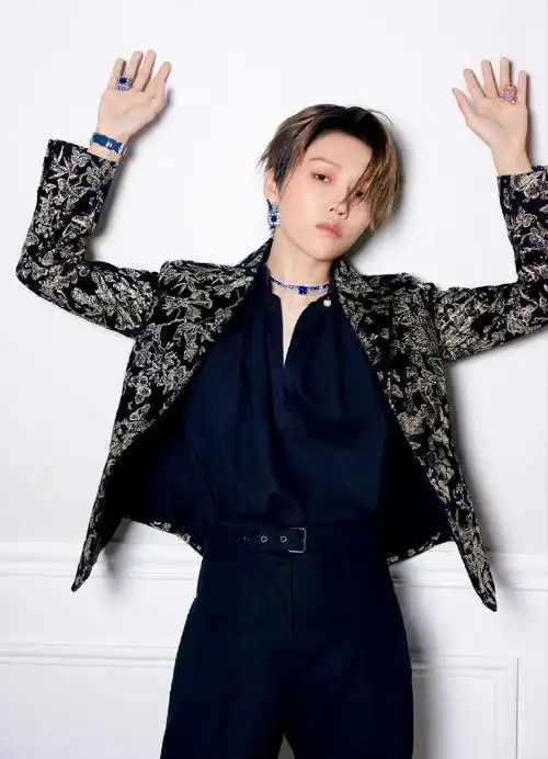 刘雨昕好贵气##刘雨昕金色蝴蝶提花外套