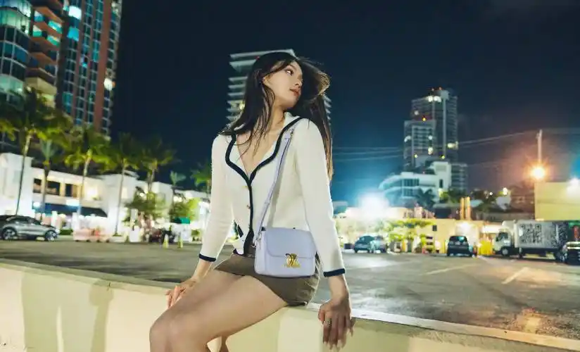 晚上散步时,林允白色毛衣搭配棕色迷你裙,秀出了她的美腿,时尚女神范