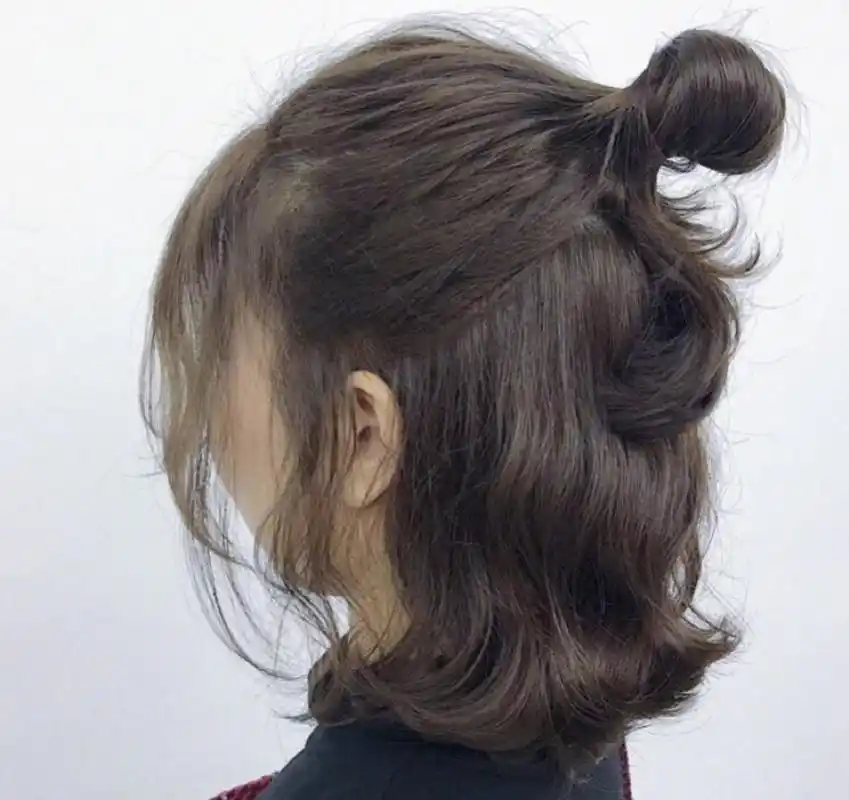 半丸子头虽然减龄,但女人有这三个特征,尽量少扎,显脸大还老气