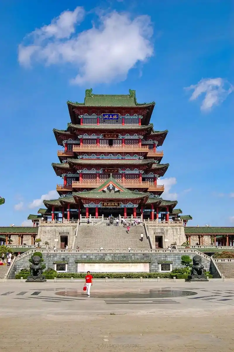 滕王阁,位于江西省南昌市东湖区,地处赣江东岸,为南昌市地标性建筑