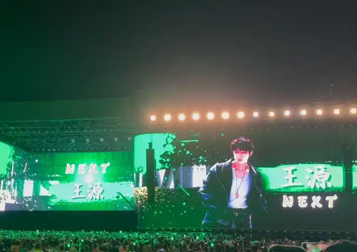 王源音乐节首秀 《源》唱功好绝 舞美一流 绿海好美