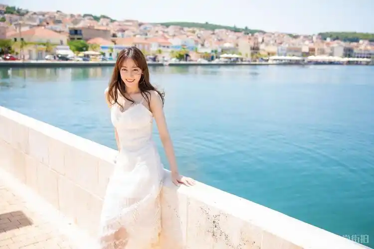 迪丽热巴街拍图片好奢侈穿6650t恤配3万拼色半身裙蚂蚁腰太惊艳