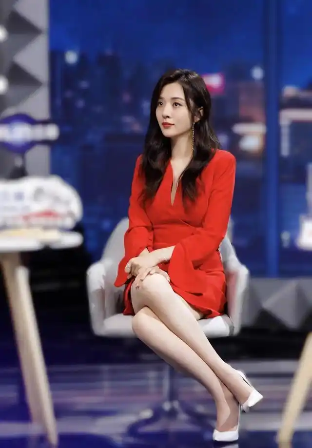 王晓晨31岁居然意外高级时髦,白色西服配半身裙,优雅大气又减龄