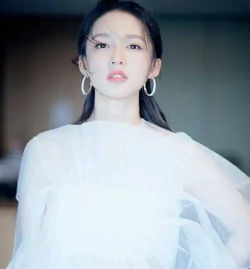 李沁的"漫画腿"火了,笔直的像"假肢",站在肖战身边不相上下_女明星