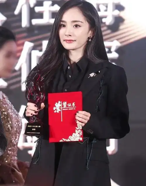 杨幂终于正式一回,上台领奖时低头看见她鞋:是对奖杯最大的尊重|运动