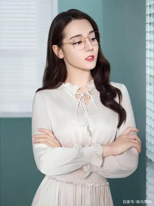 女明星戴眼镜谁更好看?倪妮高级,杨幂精致,只有她被赞可爱