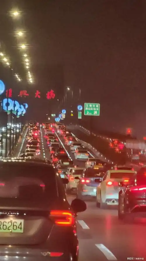 镜头直击夜色下的杭州晚高峰中河路高架桥(图)