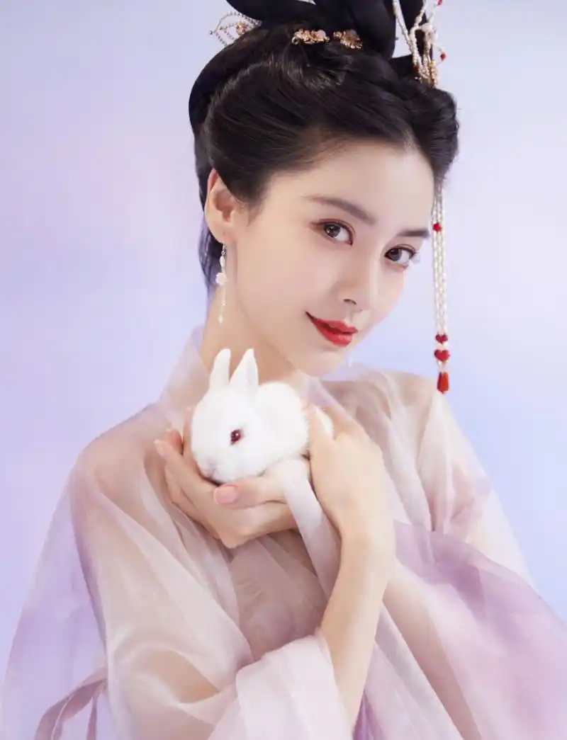 angelababy嫦娥造型扮相,纱裙袅袅,仙气飘飘,这谁看了不说句真美呢