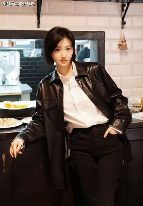 景甜短发新造型亮相,皮衣妖娆身材吸睛无数,颜值爆表如动漫女神_魅力