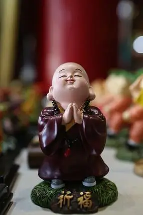 泥塑可爱小和尚祈福造型