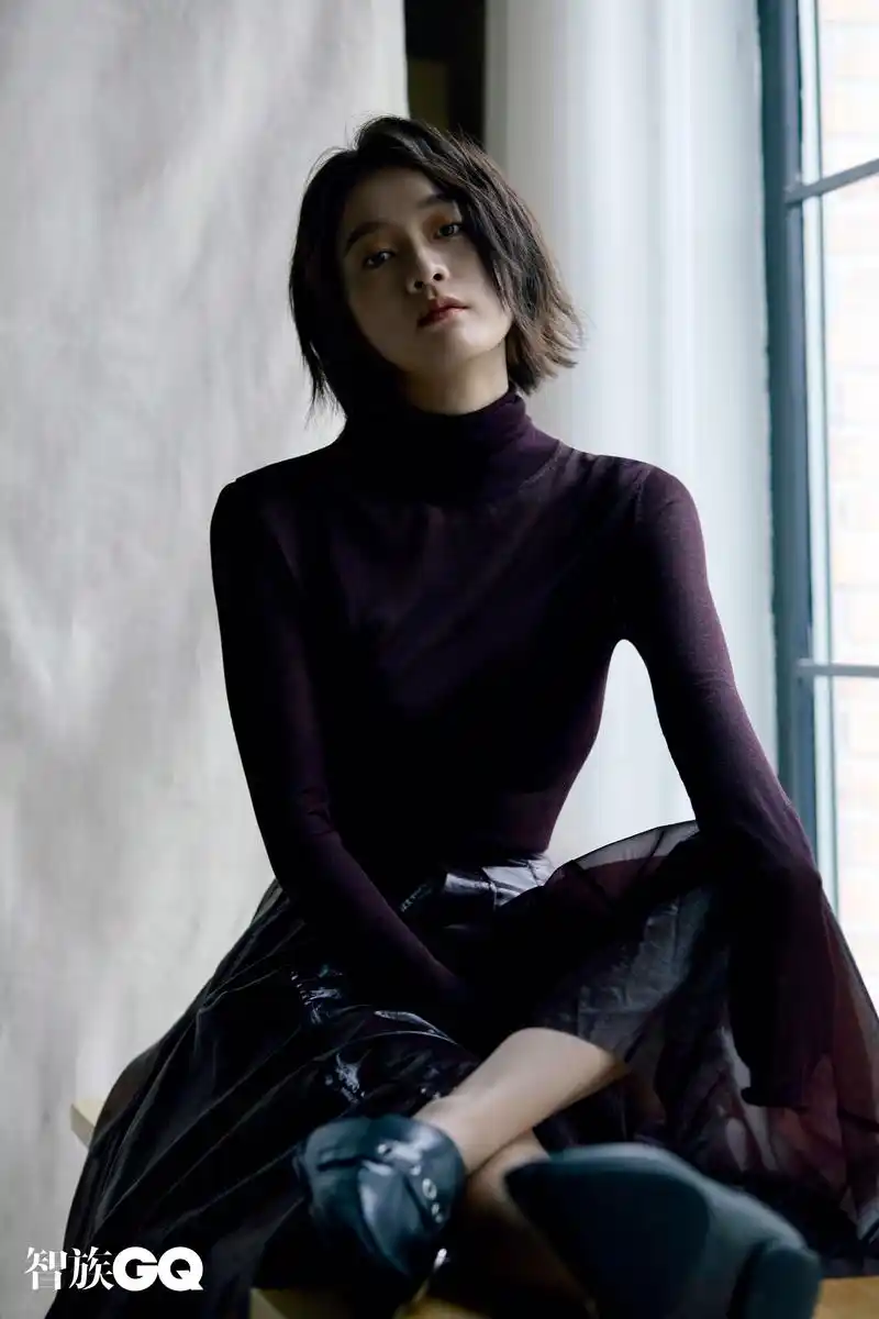 张雪迎登智族gq10周年刊内页,褪尽繁复,慵懒随性,少女清冷气质弥显.