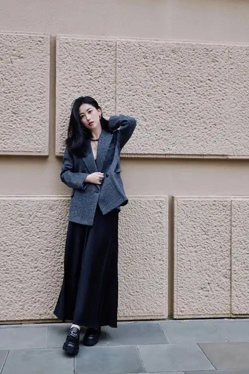 朱珠带火了"假上班"穿搭,真空穿西装 吊带裙 乐福鞋,性感高级|朱珠|穿