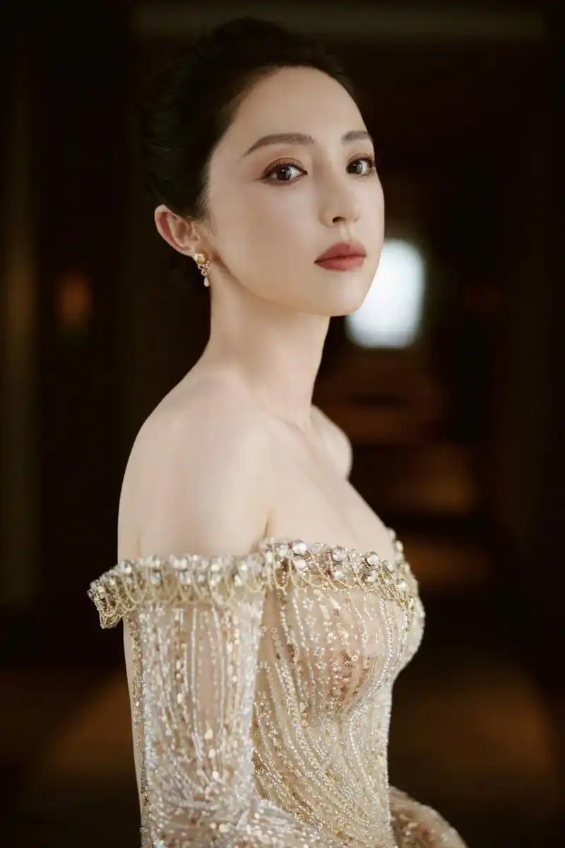 董璇一字肩礼服流光溢彩,明媚动人,娇俏中带着无限风情,美艳不可方物!