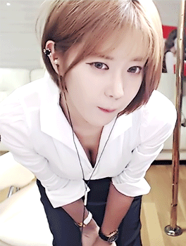 美女放电清新可爱gif动图_动态图_表情包下载_soogif