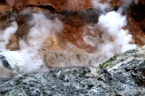 气体从灰黄色的岩石表面向外喷出,周围空气中充满了浓烈的硫磺异味