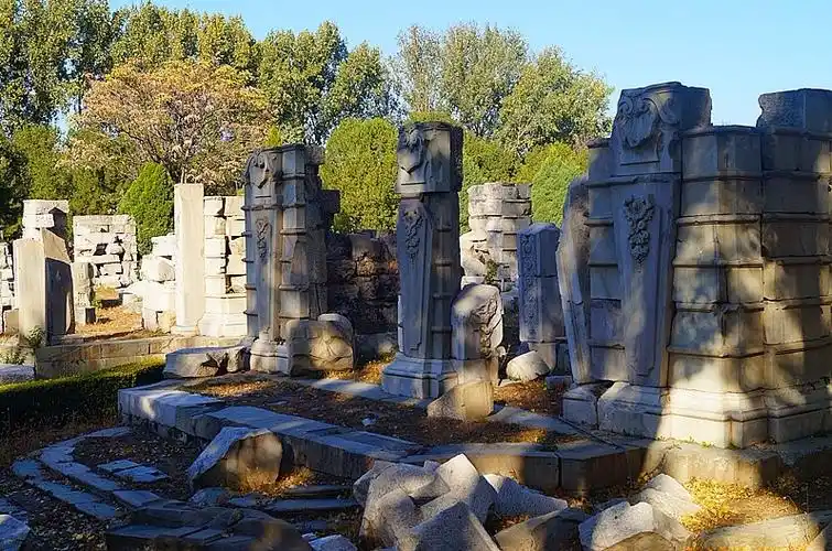 秋天的圆明园宛如一幅优美的水彩画