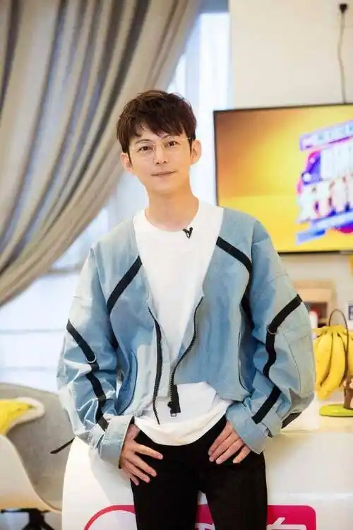 何炅大秀八块腹肌!可是48岁的他明明是未成年的脸_身材_身高_因为