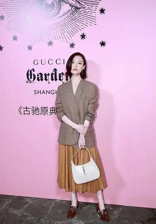 原创倪妮的高级脸真吸睛棕色复古西装外套配半裙时尚还显成熟