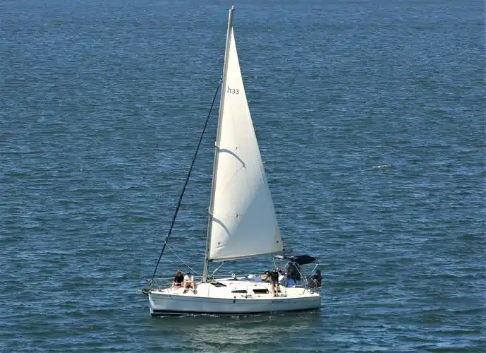 边上缓缓驶过的小帆船,有人操帆,有人操舵,几个人围坐在小甲板上,很是