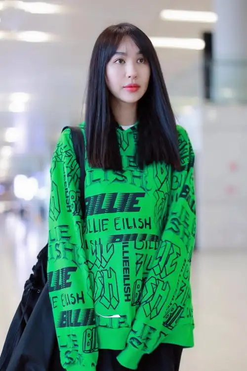 李菲儿这次不秀身材了,这身大卫衣太花哨,变身潮美学生妹!