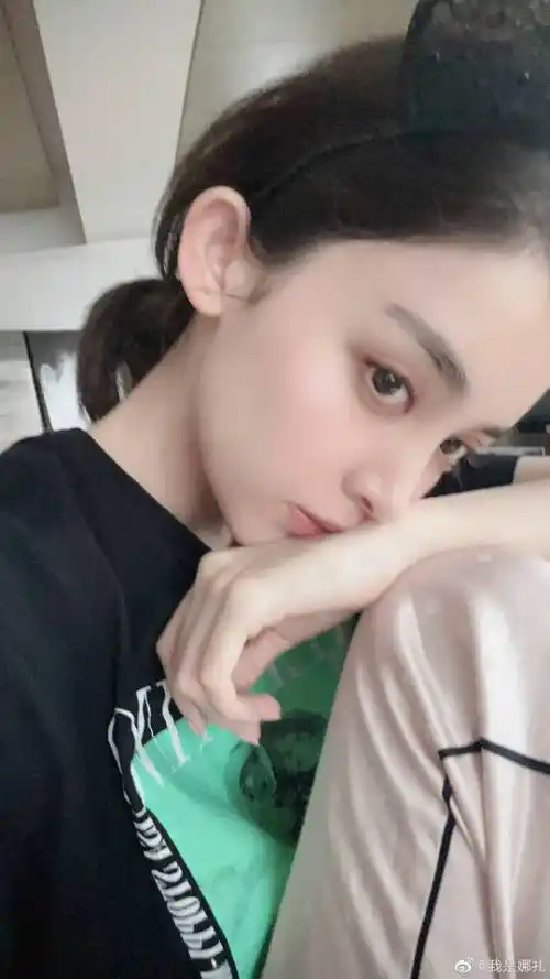 是真美啊!古力娜扎晒自拍 白到发光凹凸有致