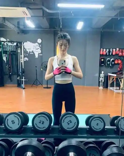 明明已为人母,却个个身材火辣,性感美艳,有人一口气连生三胎_梅婷