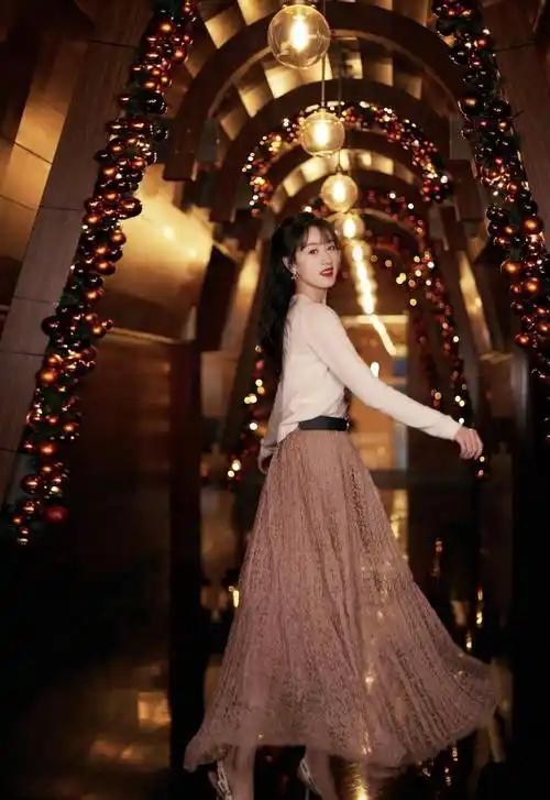 袁冰妍跨年造型灯泡亮眼,黑色亮片裙分段透视,轻熟风好俏丽_灯光_时尚