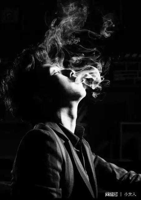 爱吸烟的男人品味香烟也品味着人生