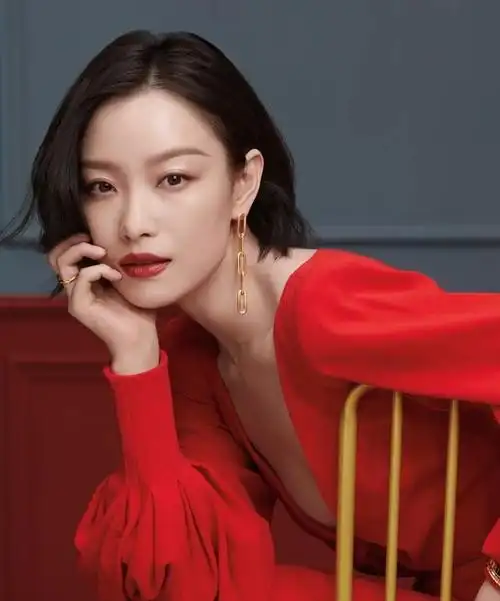 新年到了看看倪妮红色穿搭