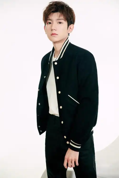 小鲜肉王源青春活力写真