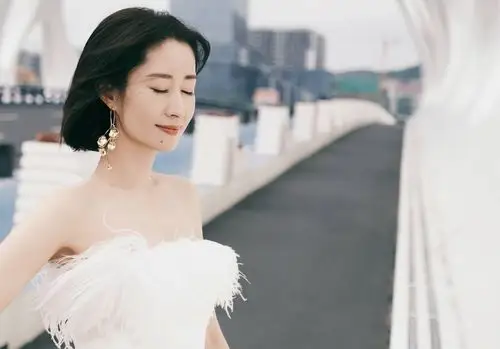 刘敏涛穿一袭白衣清雅干净 肤白貌美宛如白月光