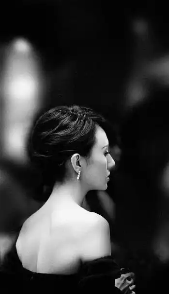 袁泉礼服装性感黑白写真图片