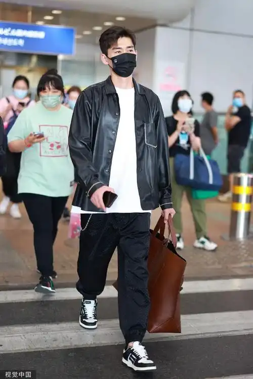组图:张翰拎大号托特包抵达机场 穿皮衣搭工装裤酷帅十足