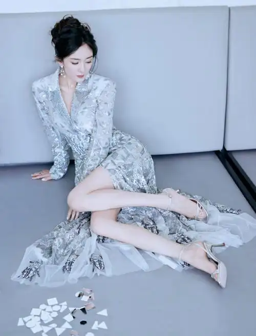 杨幂超话#杨幂下一部剧是狐妖月红篇#  幂幂这性感大长腿