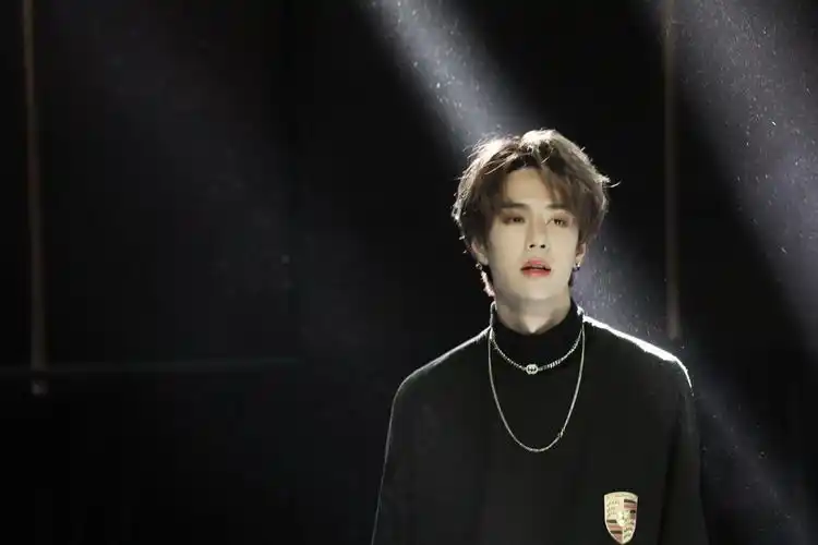 姐妹们能分享一些王一博绝美图吗