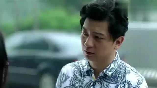 顾晓岩和任大伟离婚了,晓岩感到轻松,任大伟却痛哭