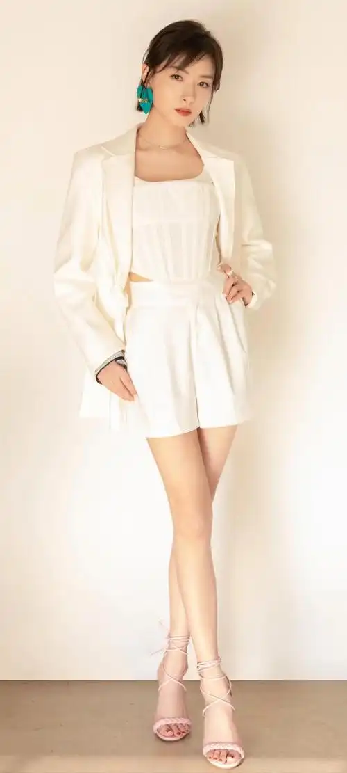 壁纸骨感纤细身材性感撩人气息风情万种万茜