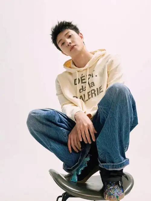 爱笑男孩自带光芒～@张欣尧zxy 身穿「lanvin x gallery department