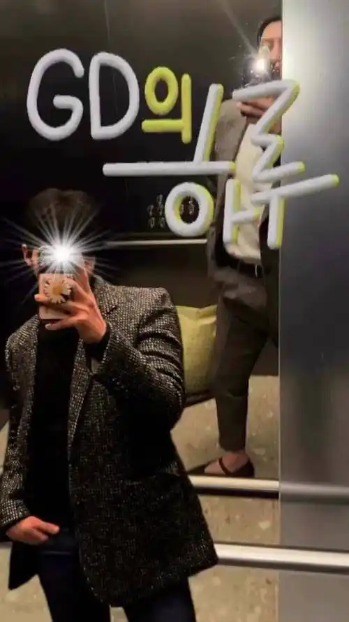 闪光灯再现最新权志龙ins更新自拍