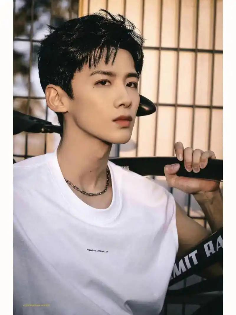 白敬亭宋轶在一起是两情相悦,白敬亭比较主动一点.  2.