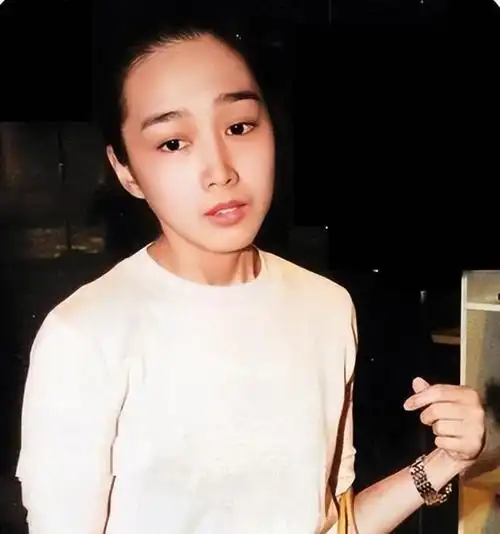 和形象是有影响的,所以只能秘密约会,在外人眼中朱丽倩就是没有"名分"