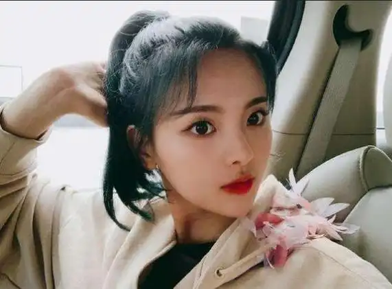 的小马尾头发型,这样的八字刘海马尾发型看起来就是比较的清纯好看的