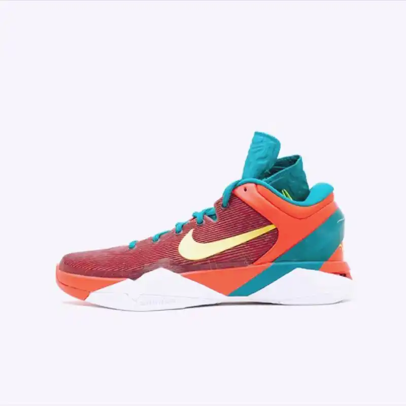 科比7是科比非常钟爱的一款球鞋,它也见证了科比的成熟 · 科比7采用