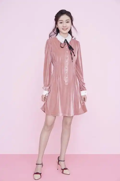 郑合惠子时尚写真一袭粉色连衣裙尽显少女与浪漫