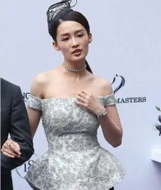 最害羞的穿帮镜头男星抱李沁不小心露了啥看起来好尴尬