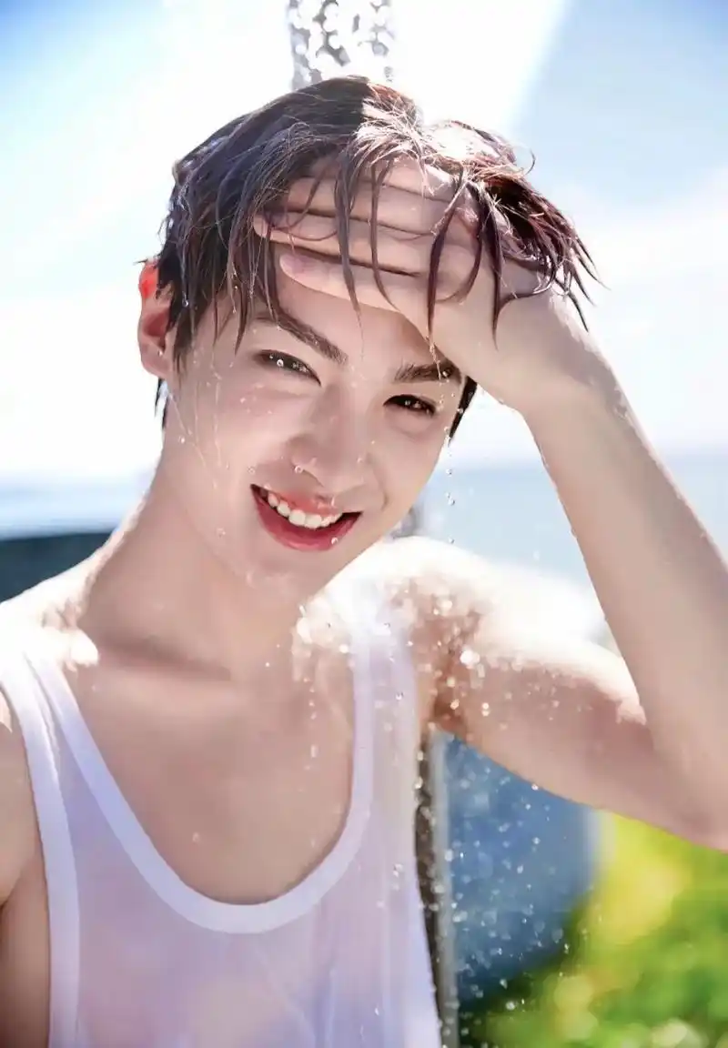 黄明昊 从特别自然的喝你水 到蓄谋已久的亲你嘴