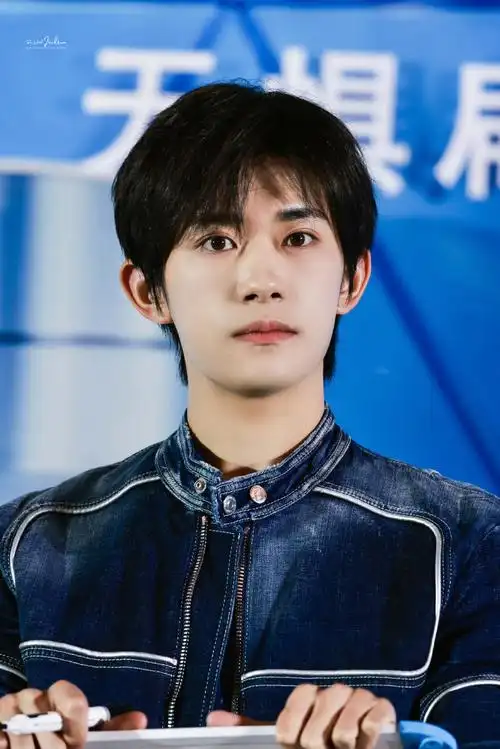 易烊千玺破洞针织内搭##清扬品牌代言人易烊千玺