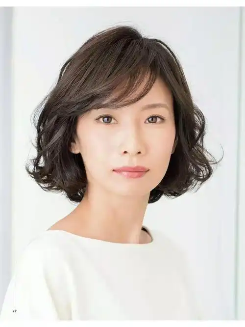 四十岁女人剪什么样的发型好看(流行哪种发型显年轻)_酷知识